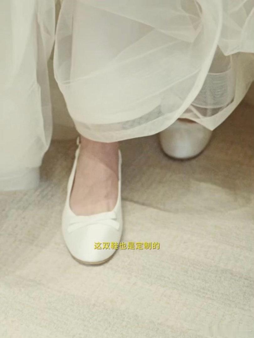 奚梦瑶婚礼穿的平底鞋 终于知道奚梦瑶为什么能稳坐何家儿媳的位置了。婚礼上穿平底鞋