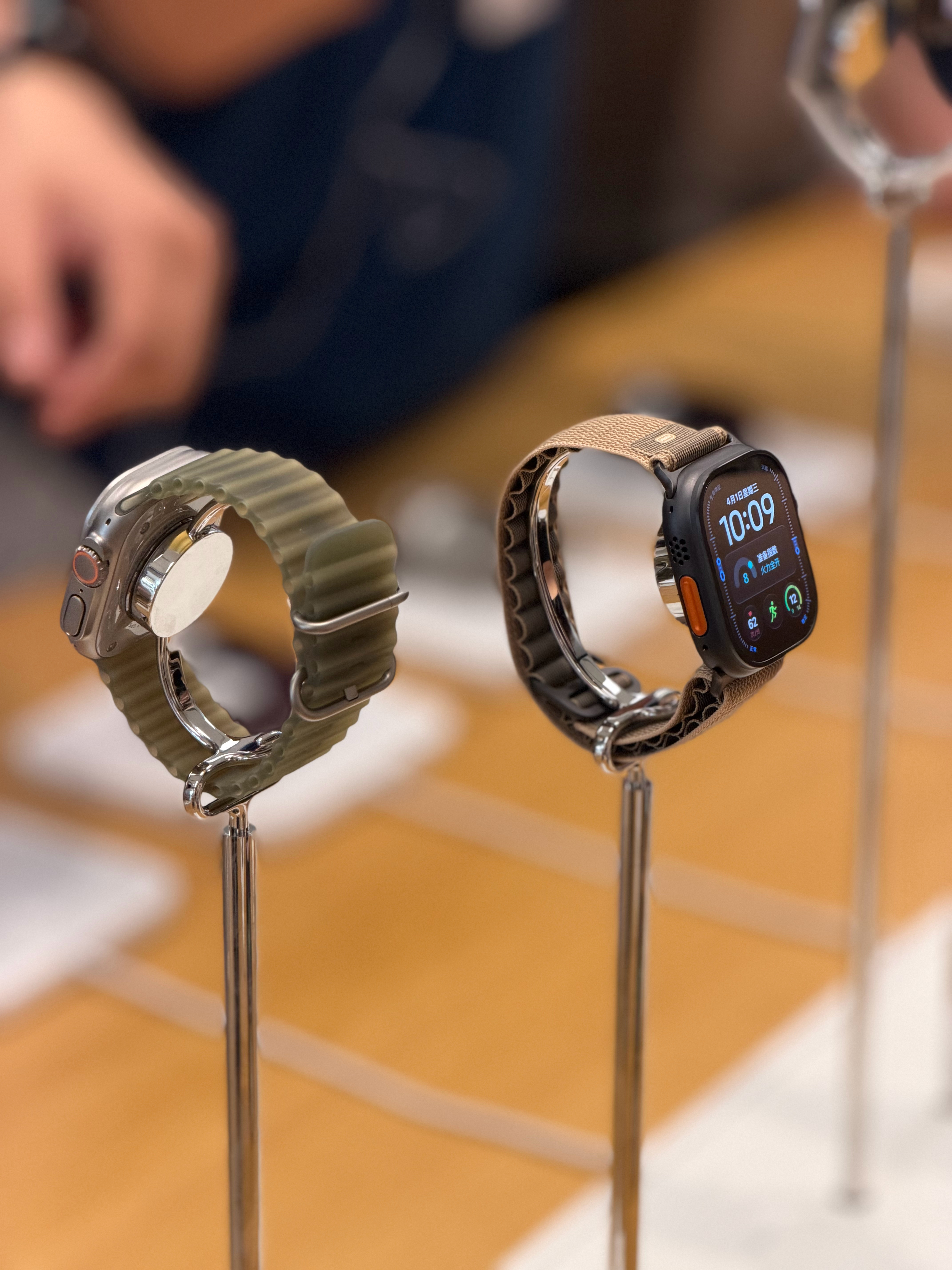 今年的Apple watch S12 边框还比上两代更粗了，怪不得演示机都是使用