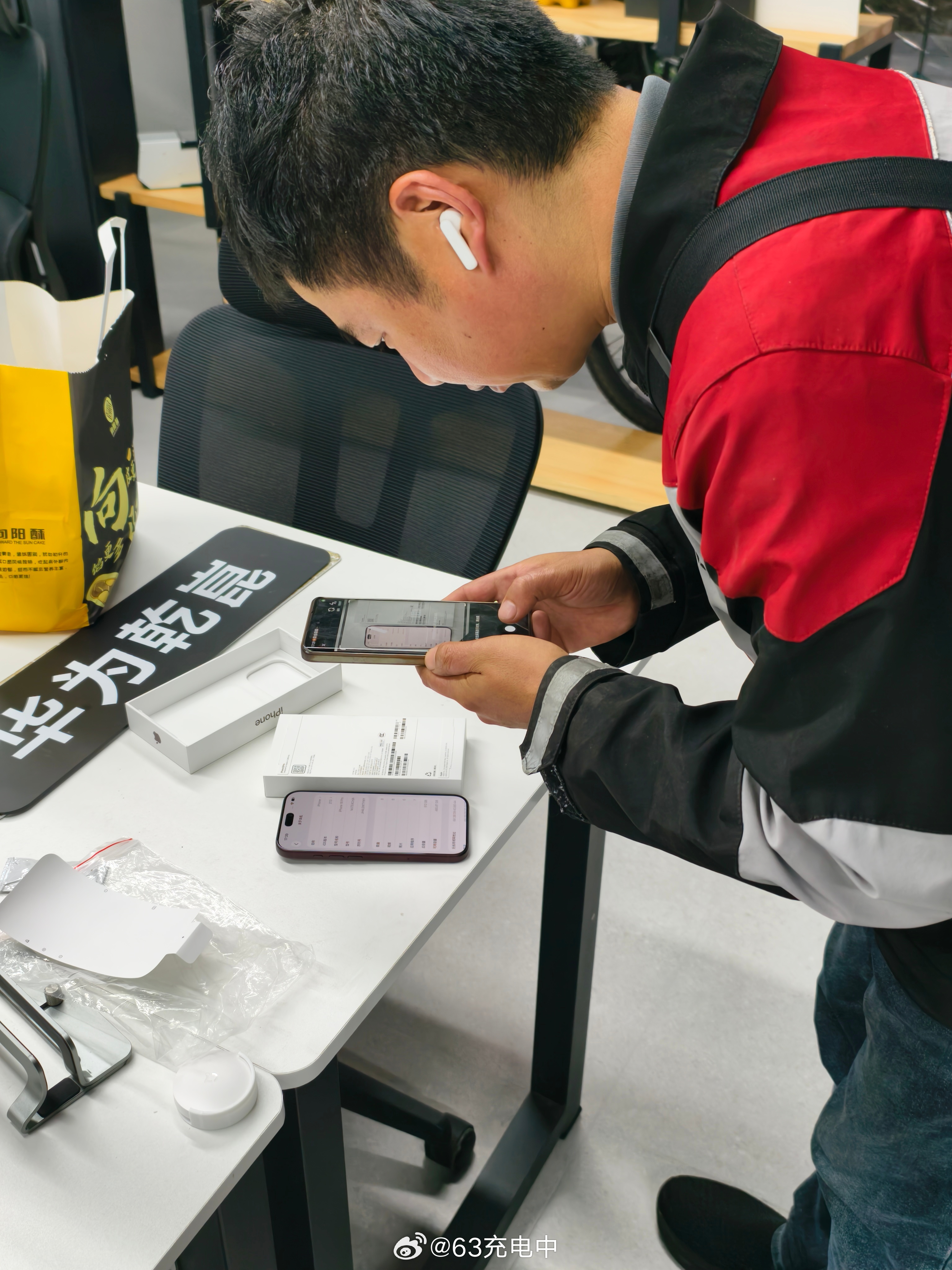 给家属买的 iPhone 18 Pro 到了，现在签收快递得拍好多照片，现在快递