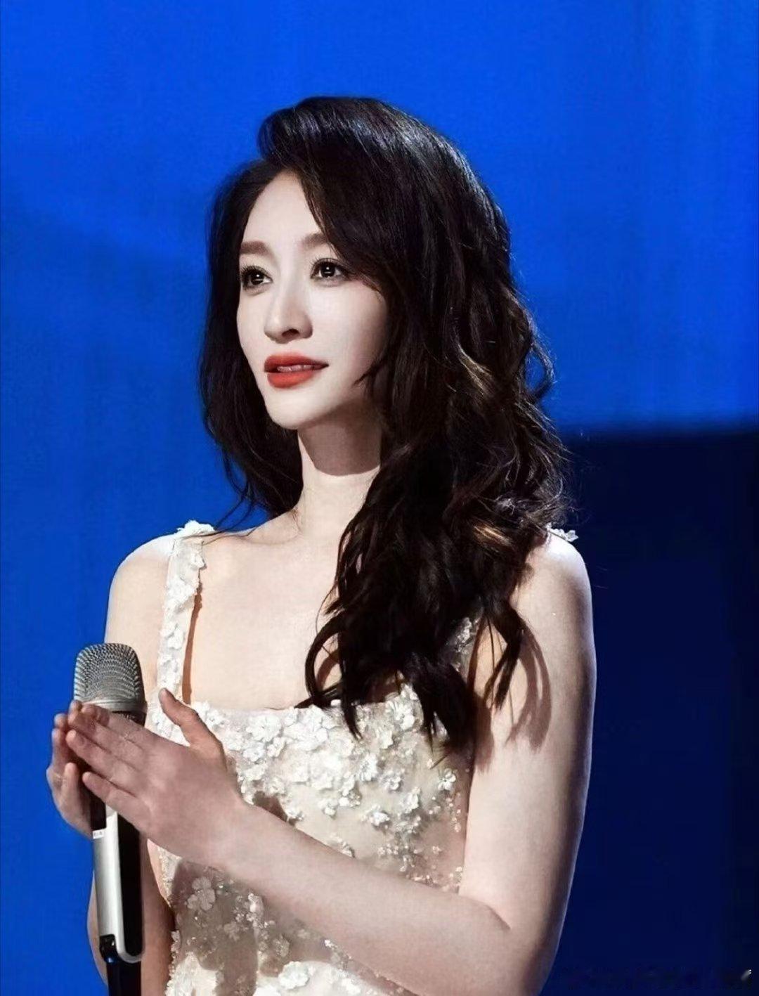 浪姐 女导演 每季的阵容和舞台风格都有差异，姐姐们始终全力以赴，用心打磨作品，每