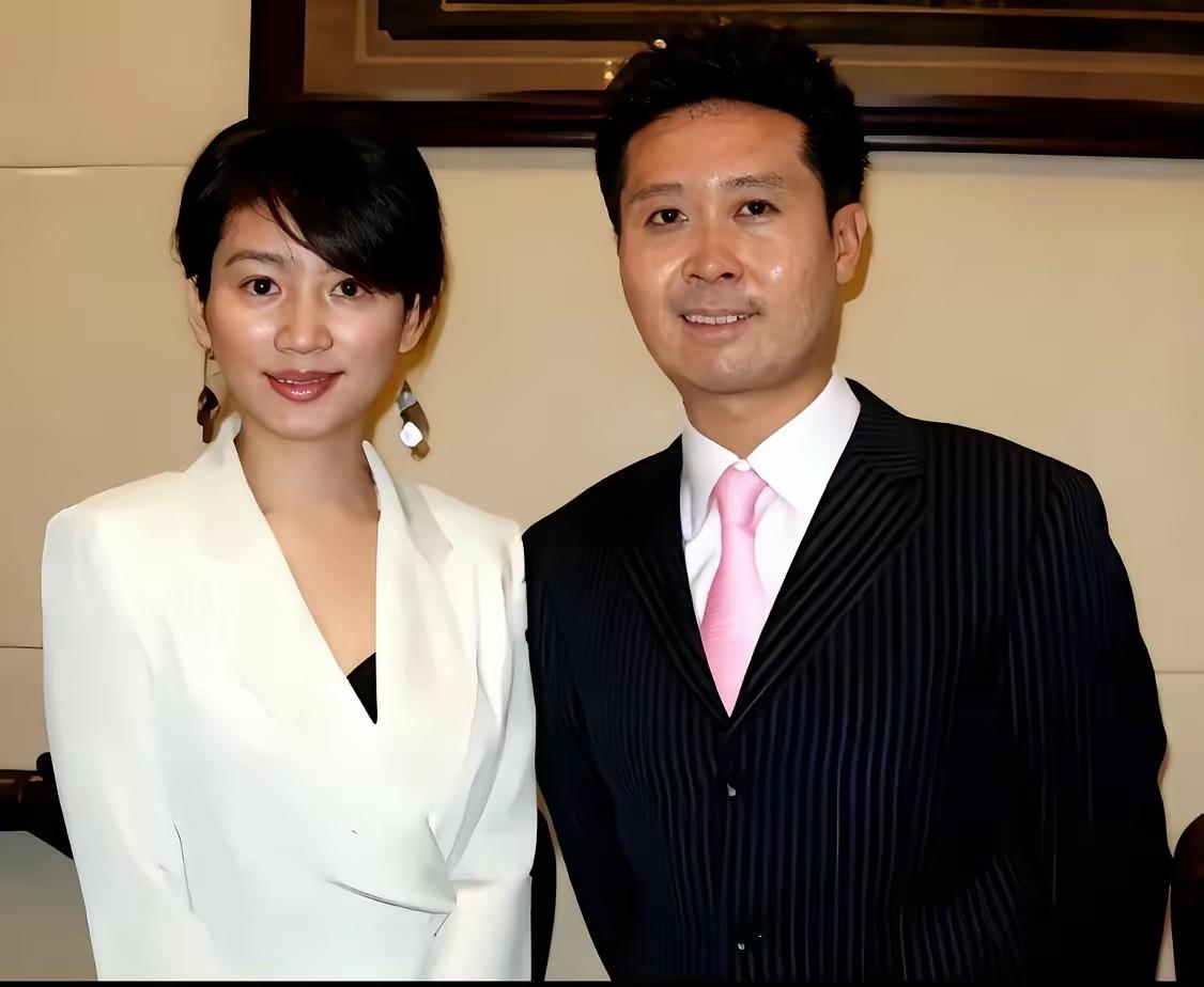 1996年，王小丫与第一任丈夫吕成功，两人在成都结婚，婚后吕成功下海做房地产，身