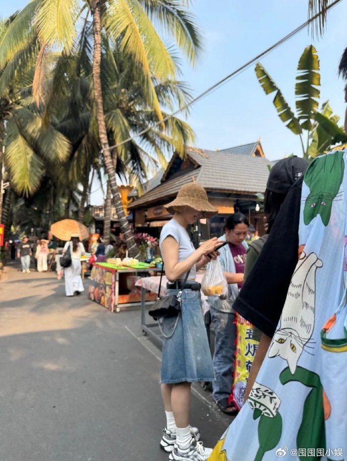 西双版纳街头偶遇宋茜网友西双版纳街头偶遇宋茜西双版纳街头偶遇宋茜，金发造型也太亮