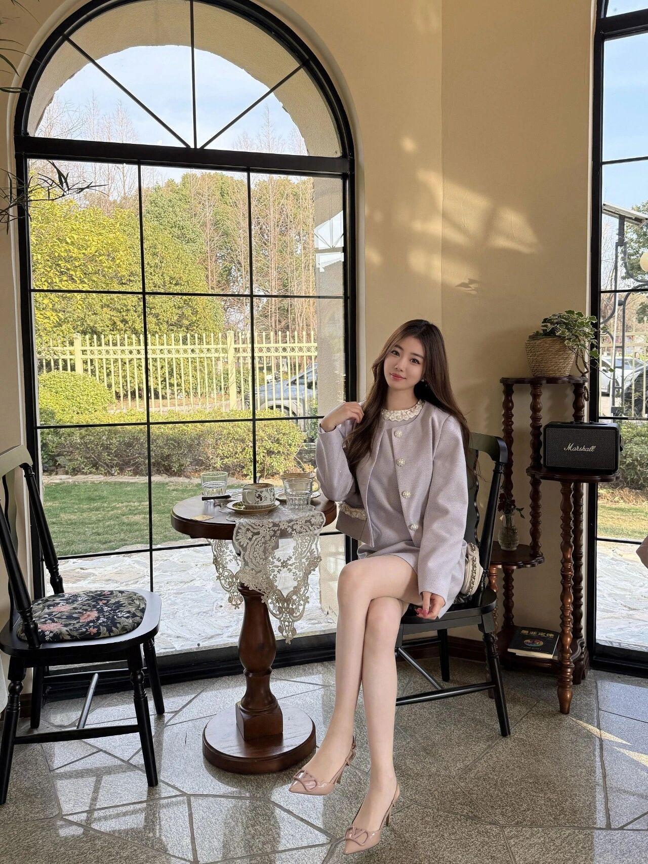 这位姐姐气质也太绝了✨ 浅紫色小香风套装温柔又显贵，复古优雅的环境里，身姿挺拔修