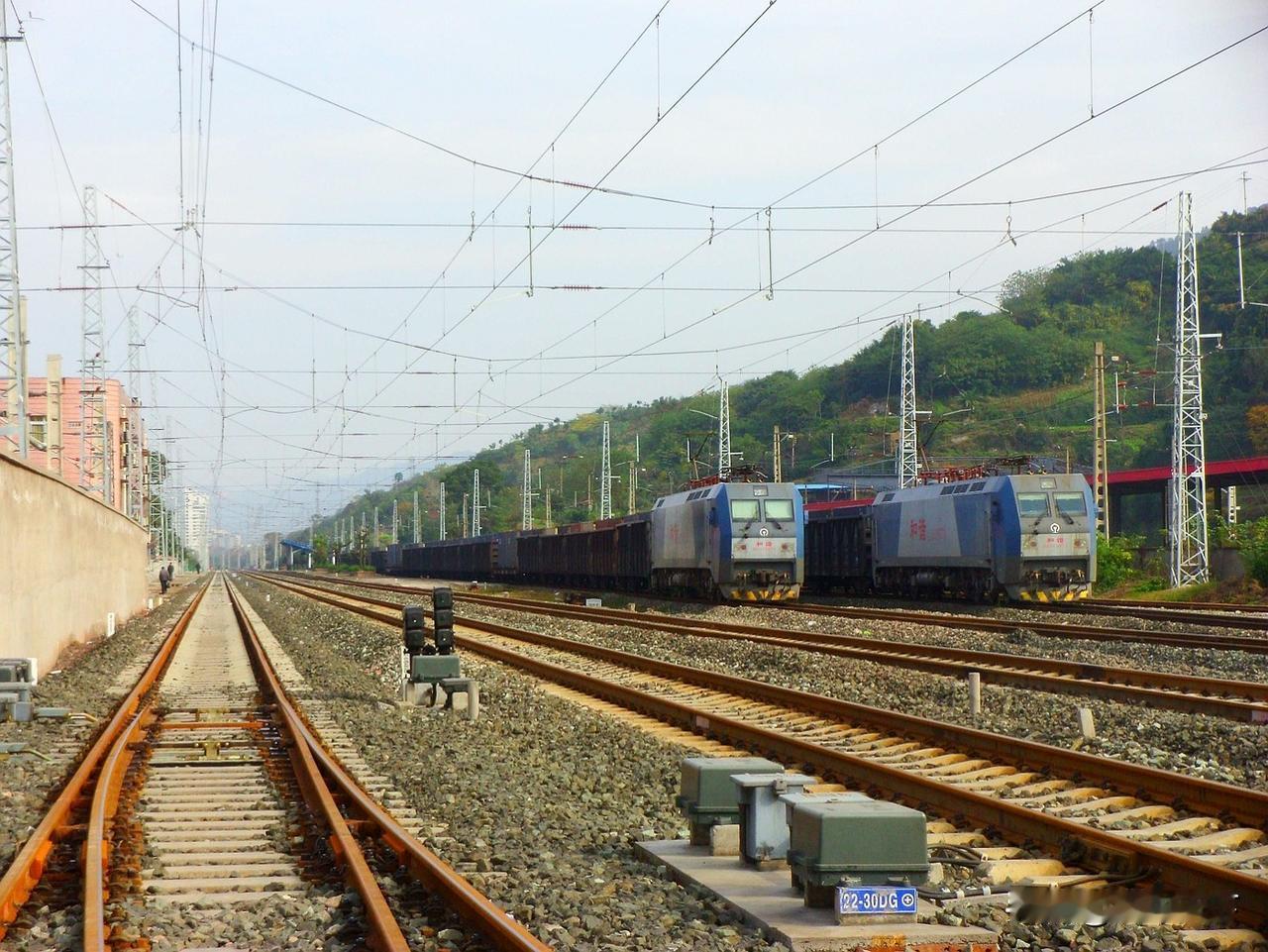 这几张图是2013年底在襄渝铁路北碚车站所拍，那时候北碚站没有封闭管理，可以随便