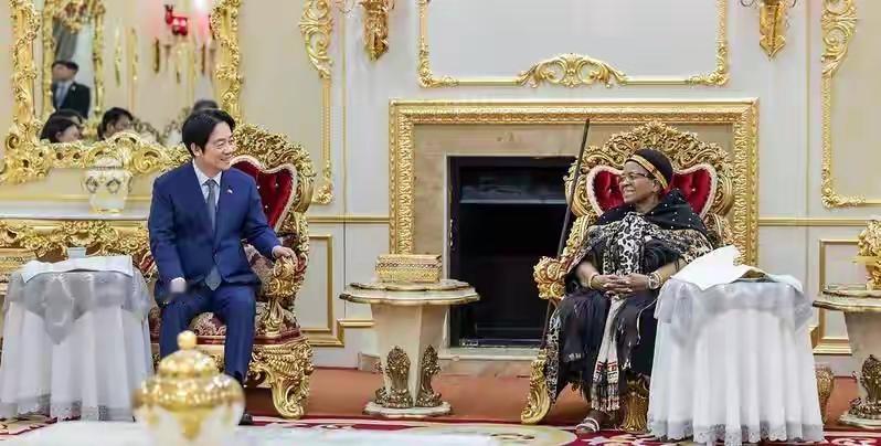 赖清德窜访非洲，堪称一场“偷渡式”的政治闹剧。因多国依一个中国原则拒发航权，他只