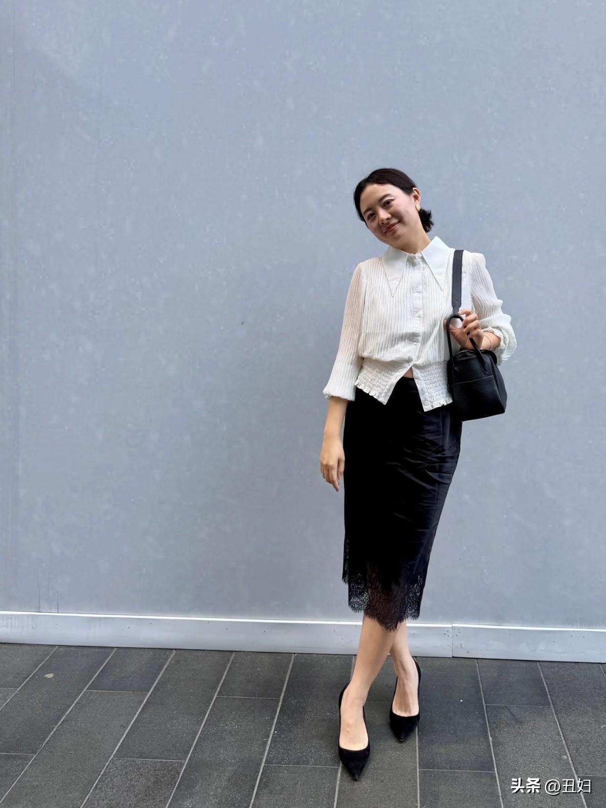 经典小黑裙如何配出高级感搭白色上衣