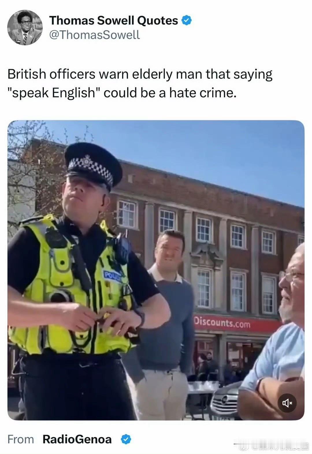 英国警察街头执法，警告老人，要求说英语是仇恨犯罪。这就是西方政治精英倡导的“多元