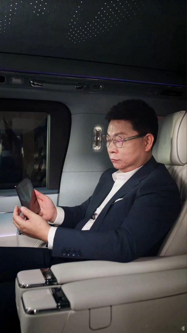 余承东展示新三折叠防窥效果 折叠屏赛道这次把防窥体验卷到了硬件维度。华为Mate
