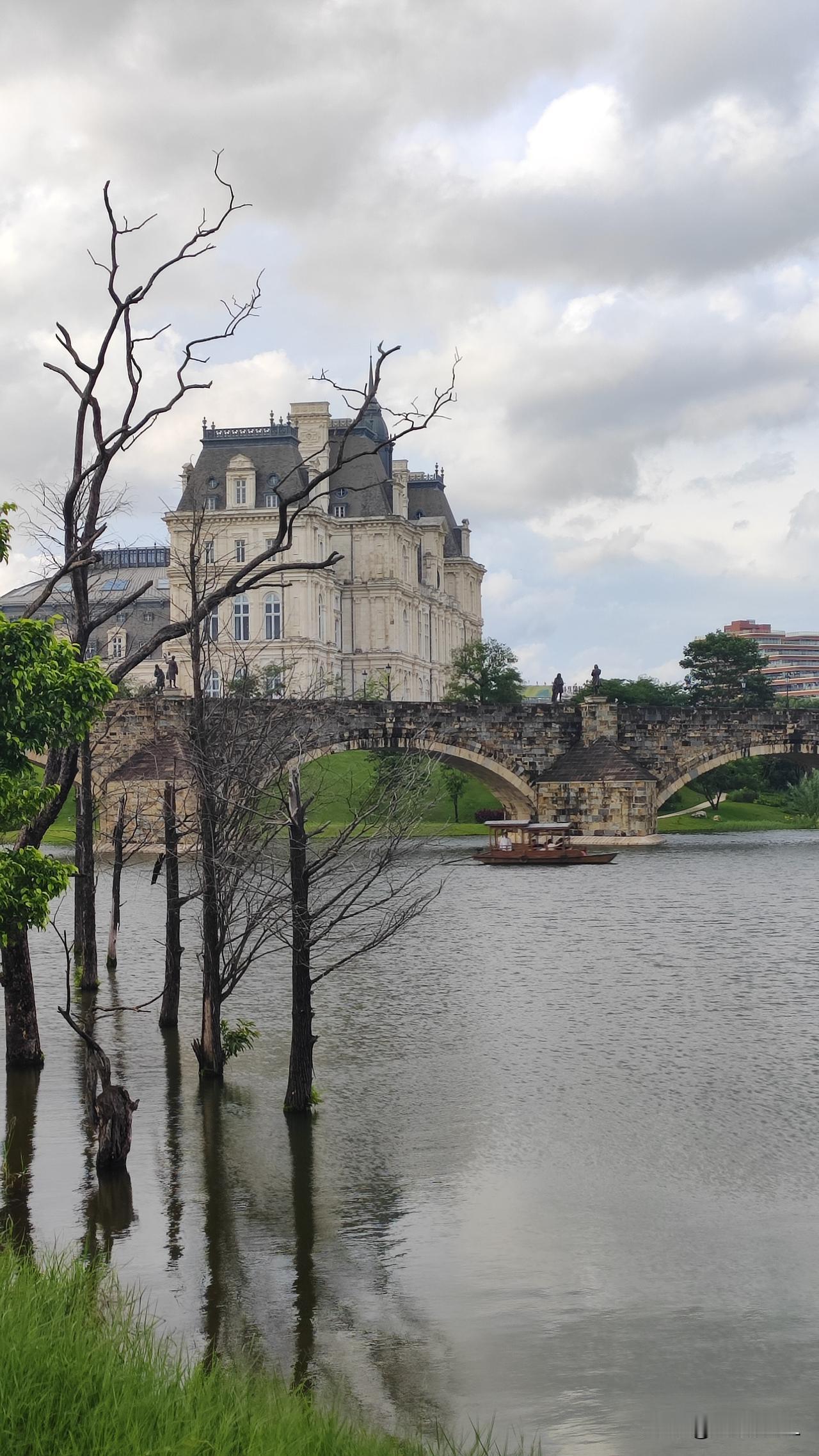 夏日生活，湖边漫步。
松山湖风景区，华为欧洲小镇。
风光秀丽，惬意时光。