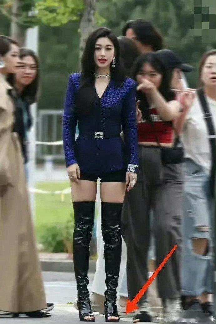 今天逛街的时候，竟然看到了一双露脚趾的靴子，这还真是第一次见，感觉很新奇，也算是