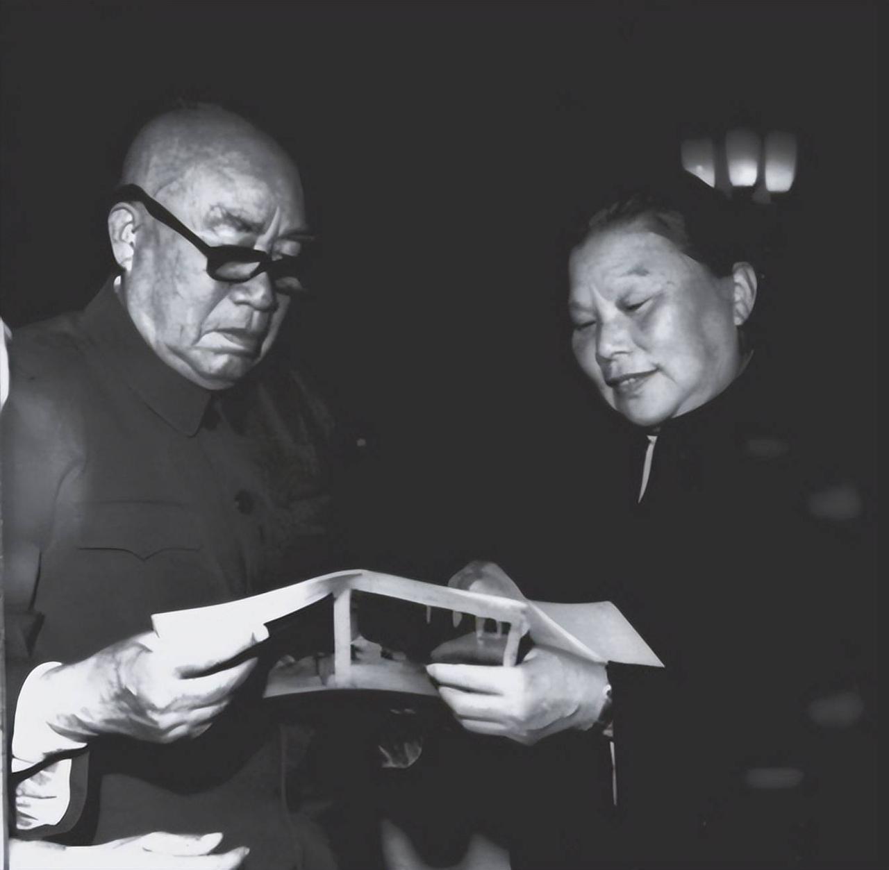 1976年，朱德预感到自己时日无多，于是喊来妻子，说道：“我给你2万，去帮我办一