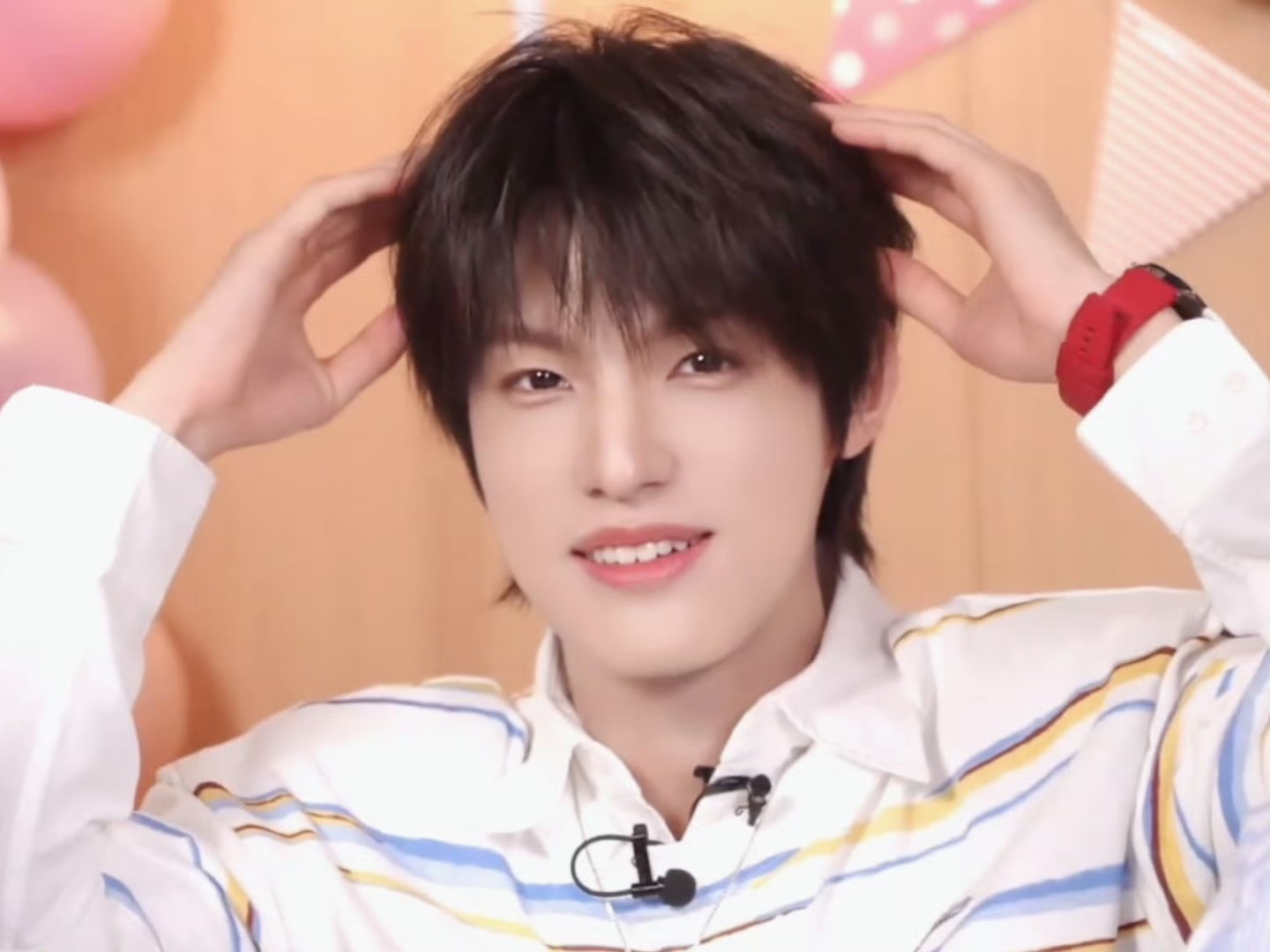 张泽禹张泽禹撒娇比小狗耳朵张泽禹比个小狗耳朵 张泽禹撒娇比小狗耳朵，好可爱吧～～