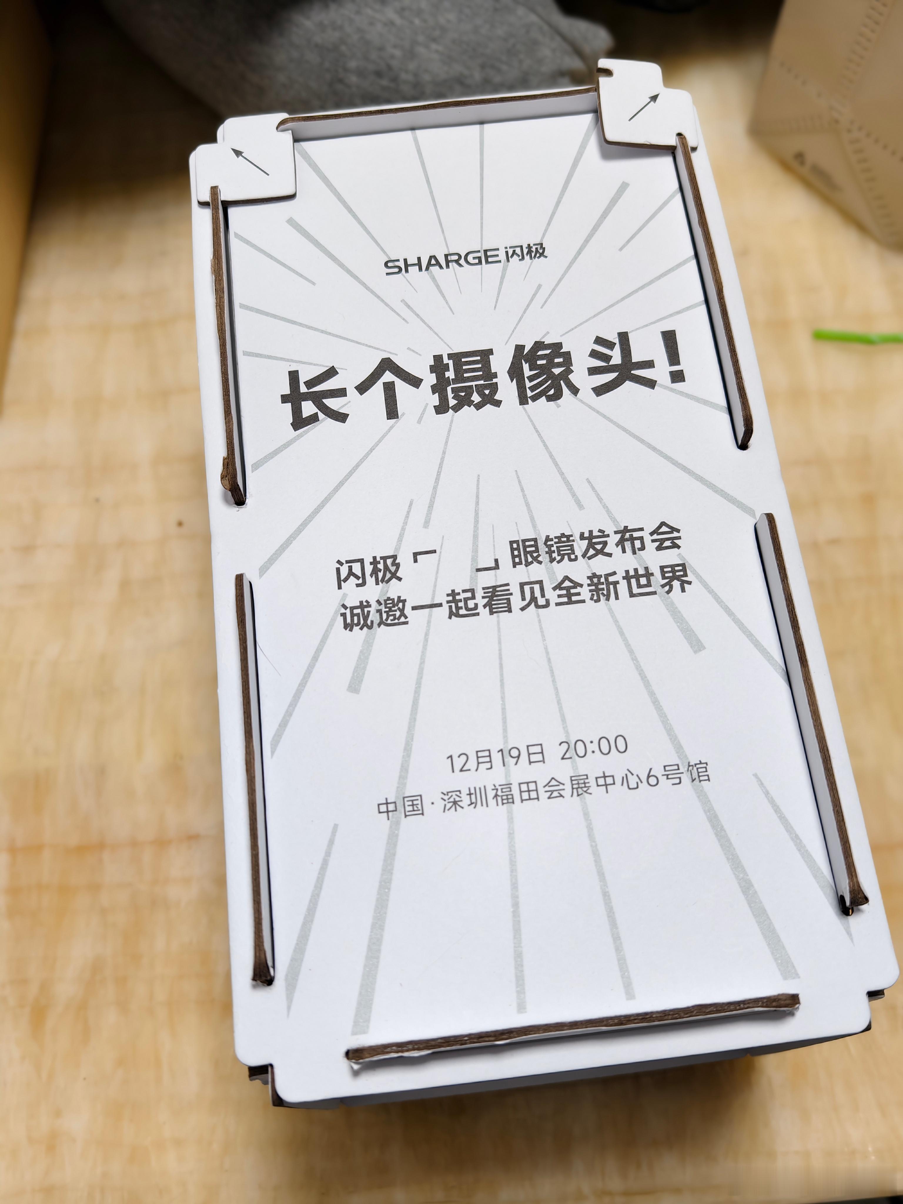 闪极也做眼镜了，这个邀请函直接把我给震惊住了，给大卫雕像头上戴了个相机📷，看来
