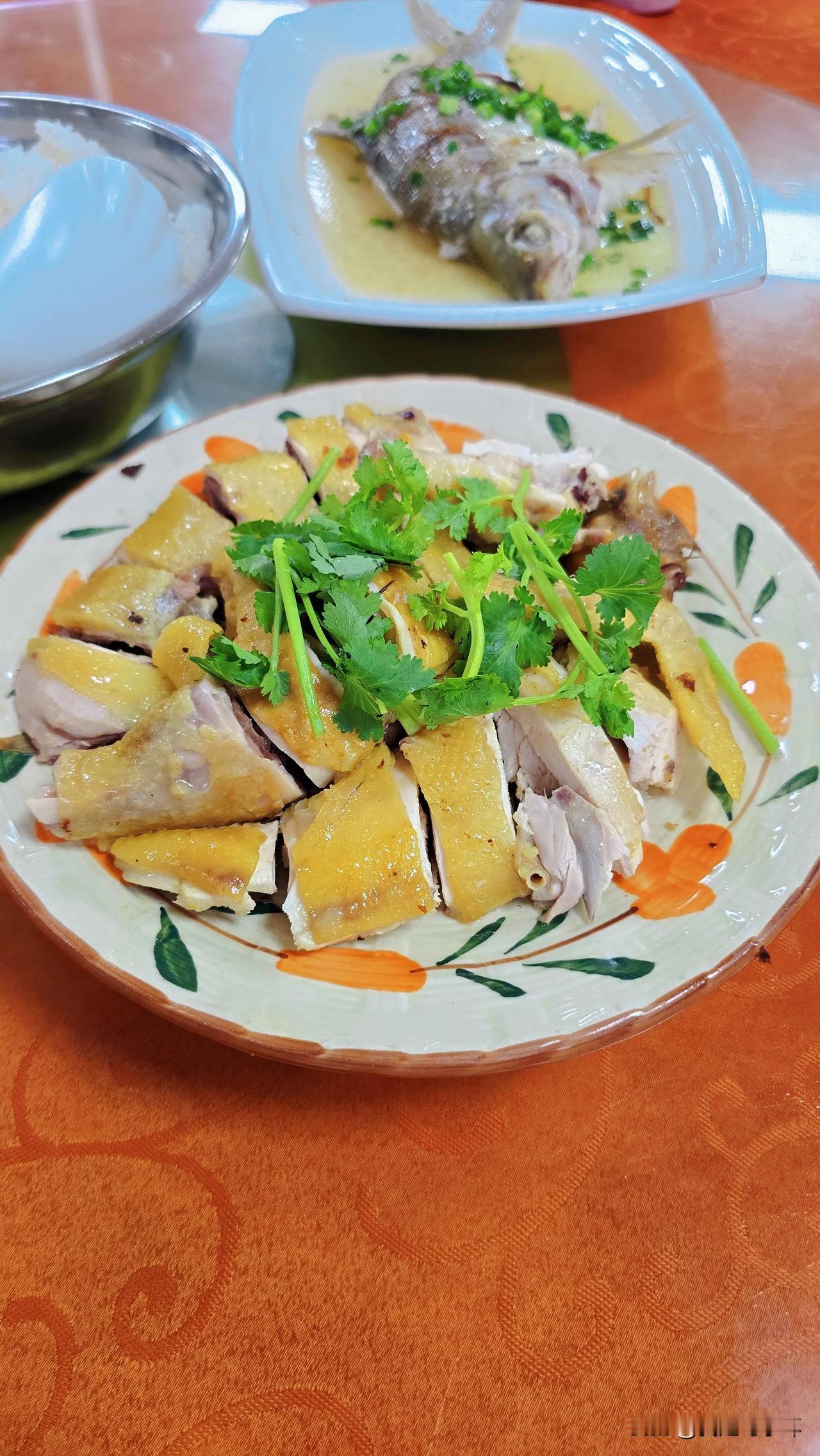 回来大广东啦，肇庆一下高速，赶紧找饭吃，还是广东菜更符合我们的口味，鸡有鸡味鱼有