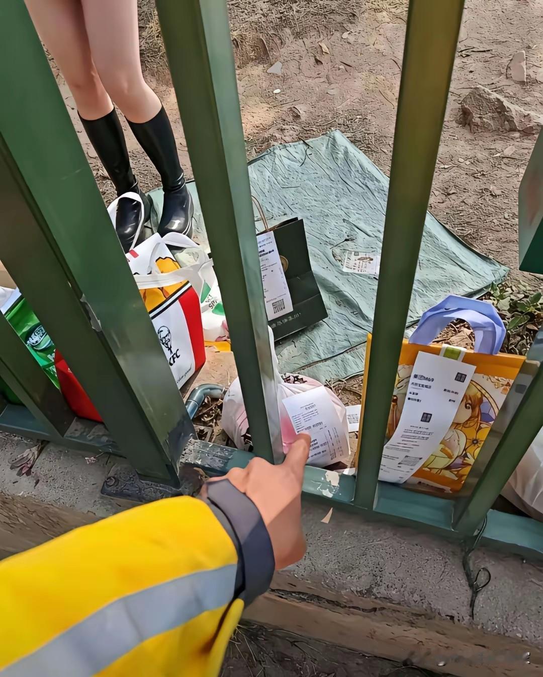 谁懂啊！我们的“围墙干饭接头现场”，主打一个精准指认
 
刚下课就往栅栏冲——