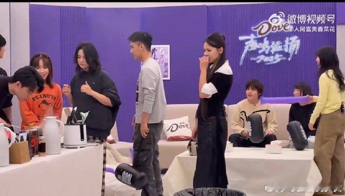 这直播比我奶的年夜饭还乱声鸣远扬这场直播简直是快乐源泉！看似乱糟糟的，实则全是亮