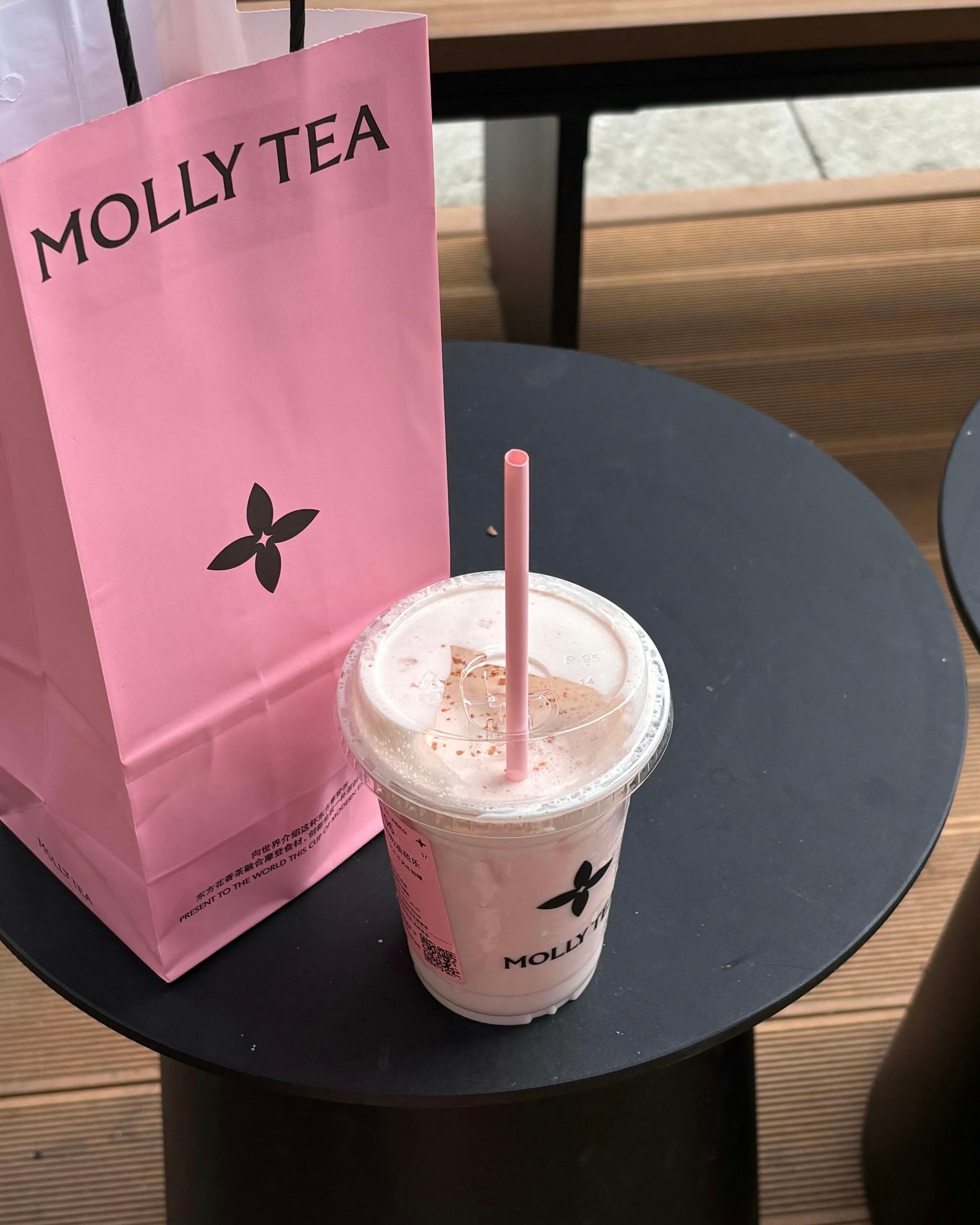 果不其然,不上班的奶茶不好喝,奶茶就得上班喝,就像牛马在草槽里吃草一样。 