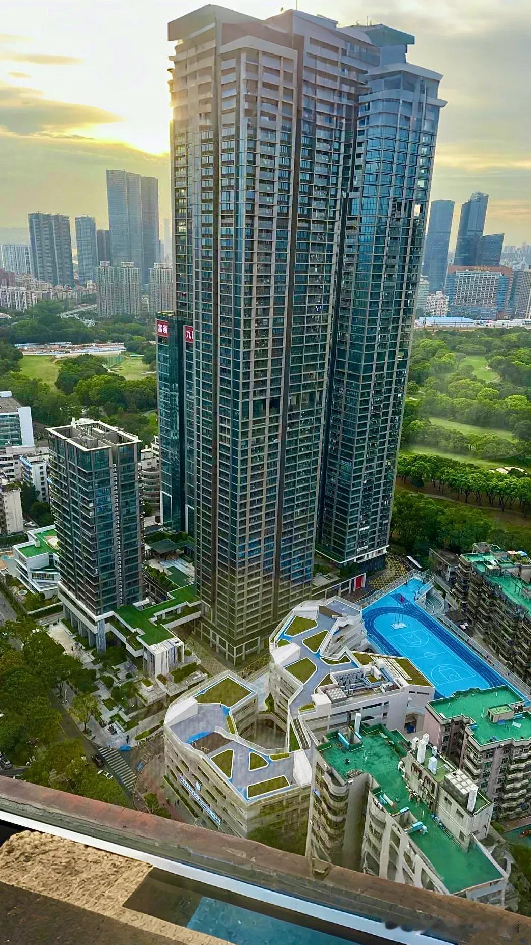 城市风景，站在高楼之侧，它好似一座静谧孤岛，于繁华都市中遗世独立。透过窗户向外望