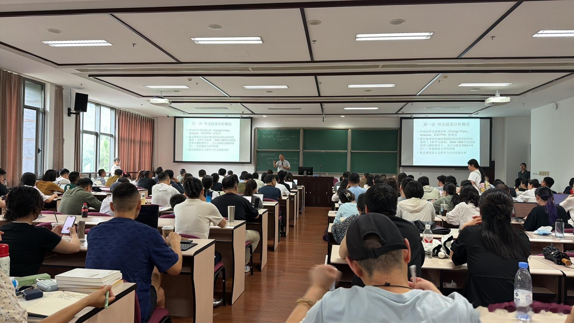 今天在人民大学听老师的课～超有意思～还赶上硕士毕业授学位祝大家毕业快乐～ 北京·