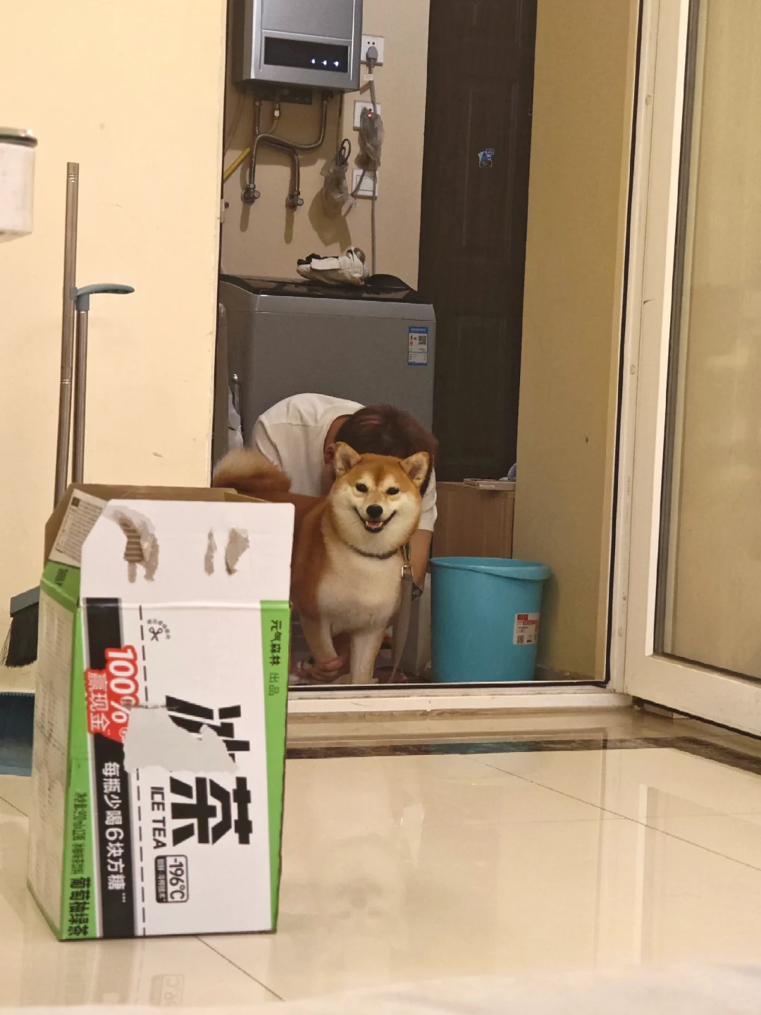 擦脚丫子好开心