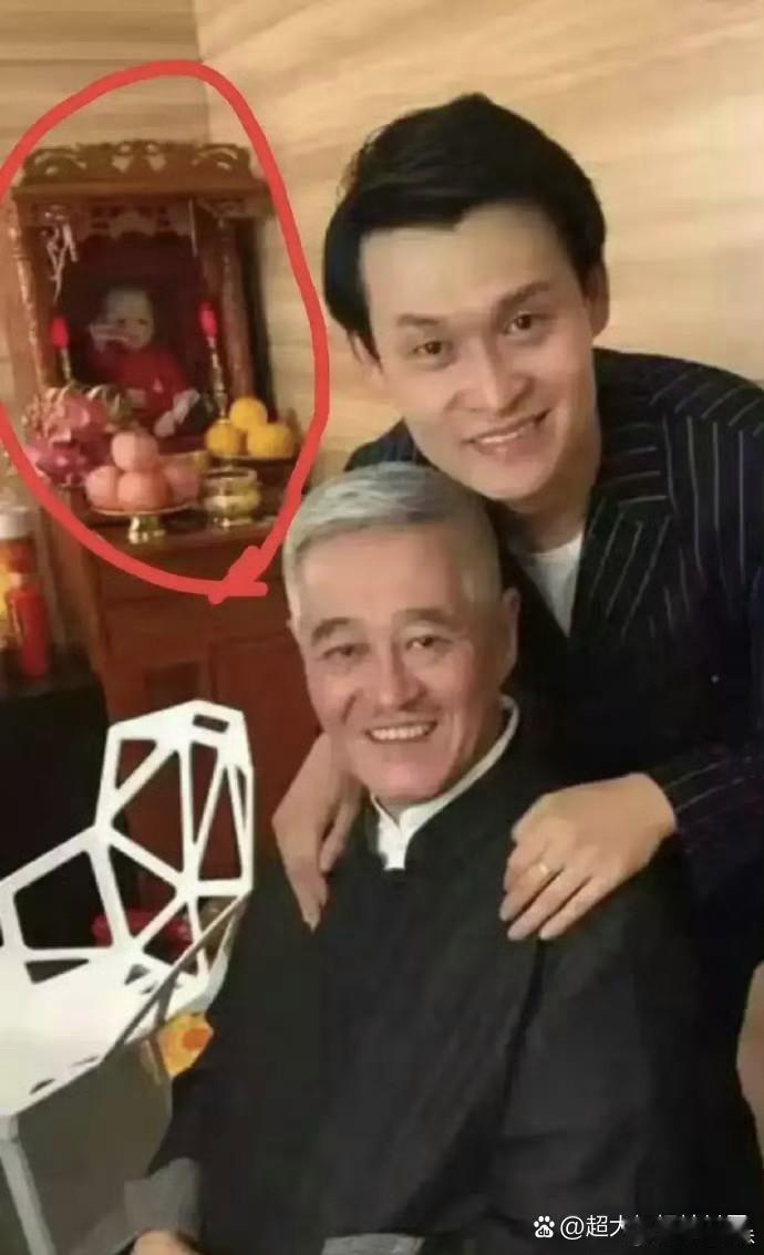 弱弱问一句，赵本山这家里供奉的是啥呀？有点瘆人…… 