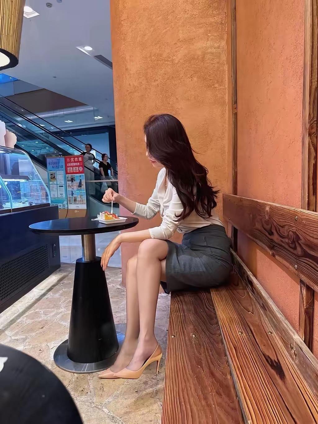 不是一见钟情，而是一见钟情时第一次穿的包臀裙