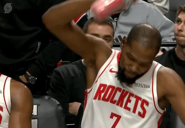 杜兰特还是脾气太好了，只是气的摔水瓶，就小贾今天这表现，进攻端打铁，防守端犯错的