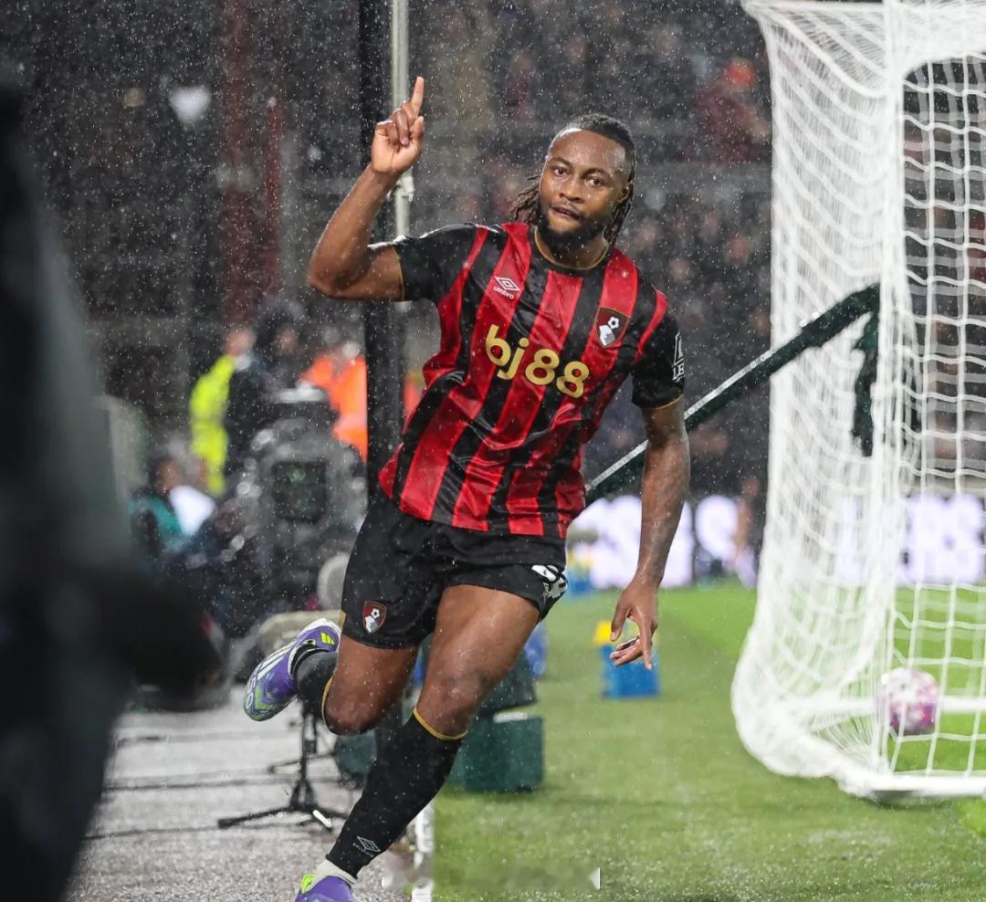 罗马诺发推：曼城和伯恩茅斯本周将就塞梅约的转会进行直接会谈，这名边锋的合同中有价