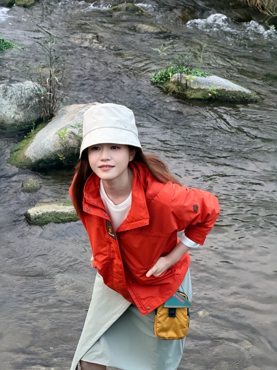 陈妍希精品购物指南封面陈妍希绿意流水氧气感大片穿行山野溪涧，游走都市空间，《精品