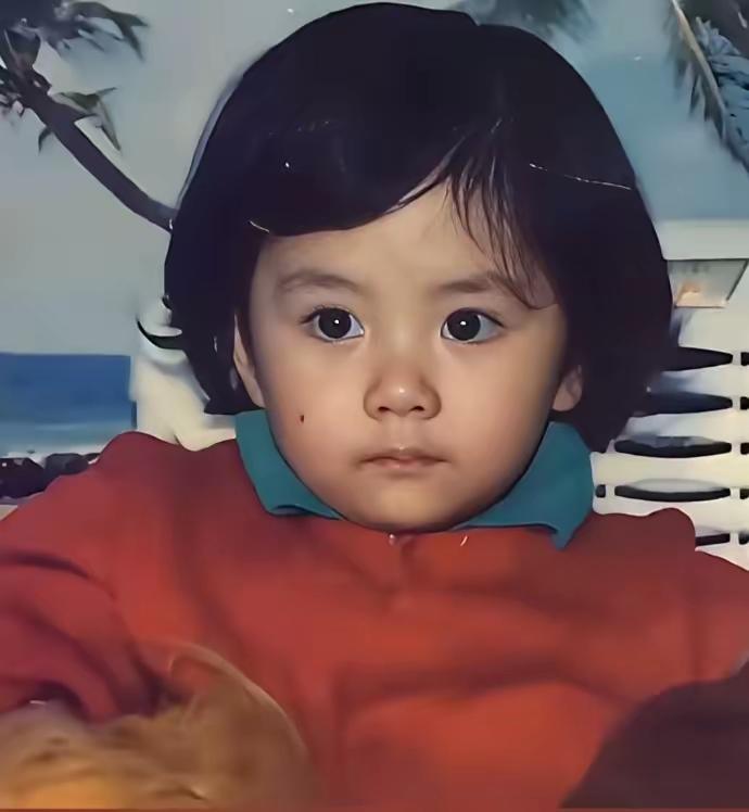 你认出，这个十分可受的小女孩来了吗？日后却成了著名歌手。九岁的女孩