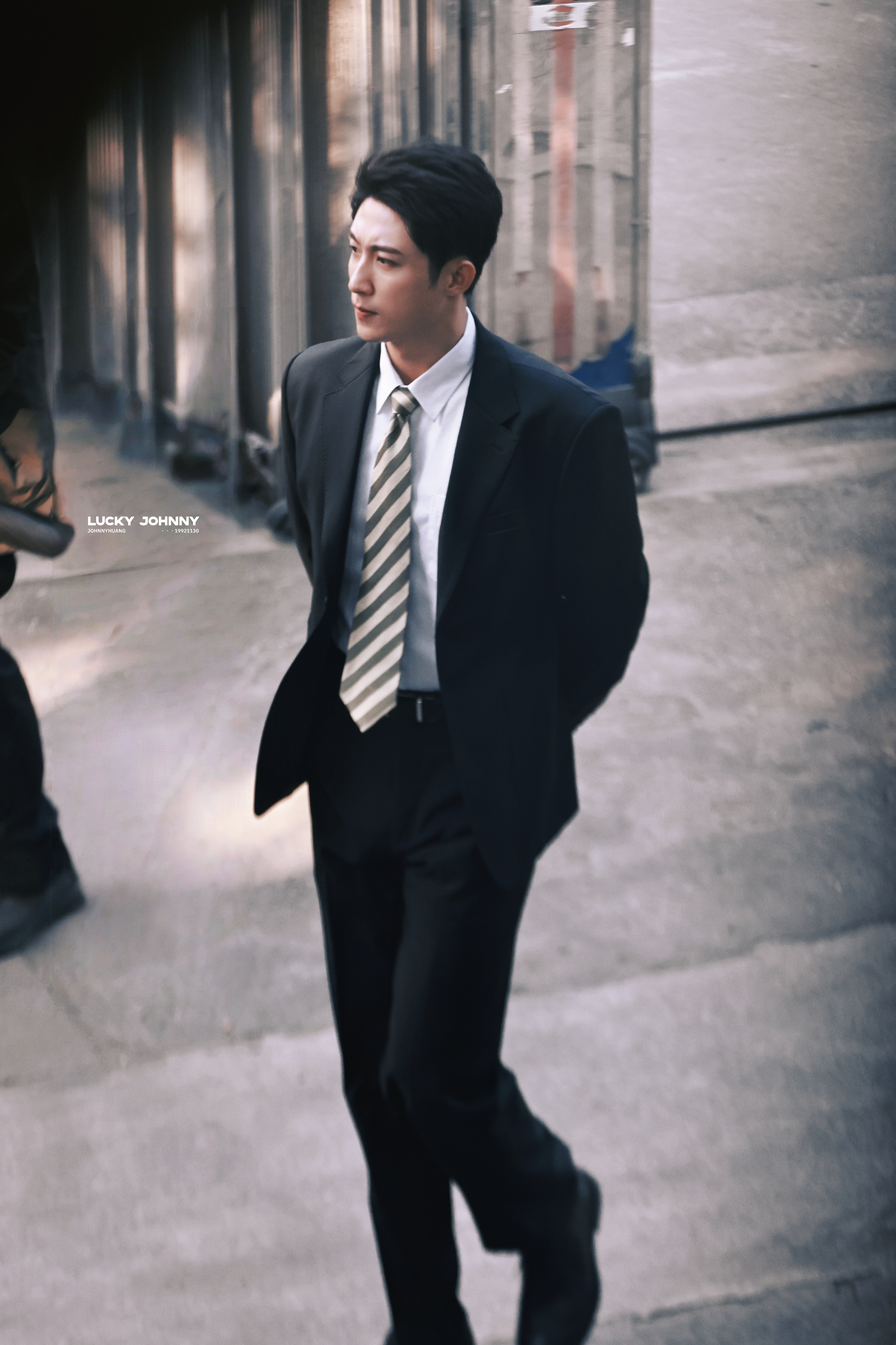 黄景瑜就是长了一张正剧脸，男主脸，个子又高，气场就弱不了。演都市剧就是霸总范儿，