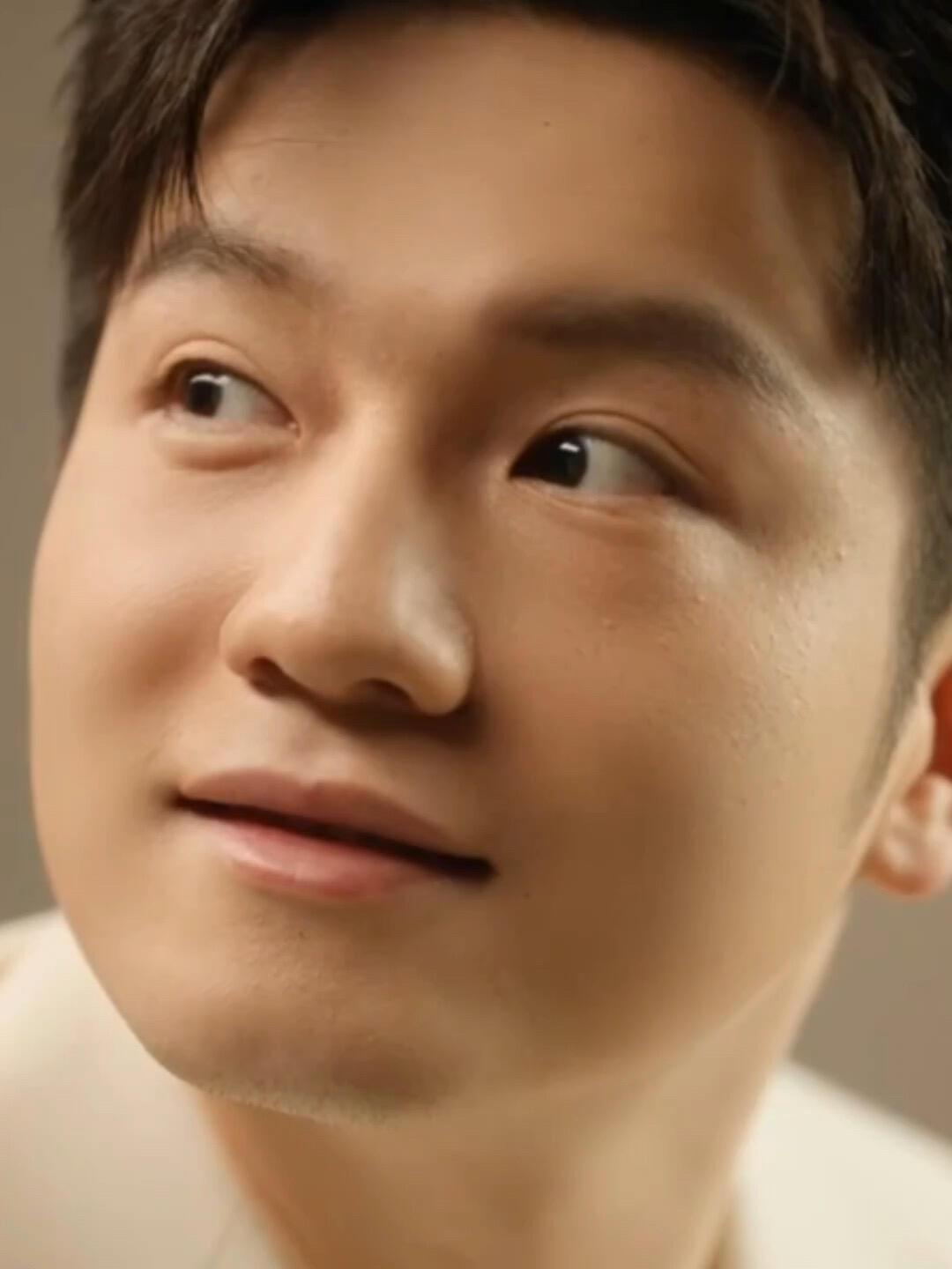 东哥就是不怕怼着脸拍，这气质真的是超凡脱俗的帅哥，脸面太精致了！
从前只知道是“