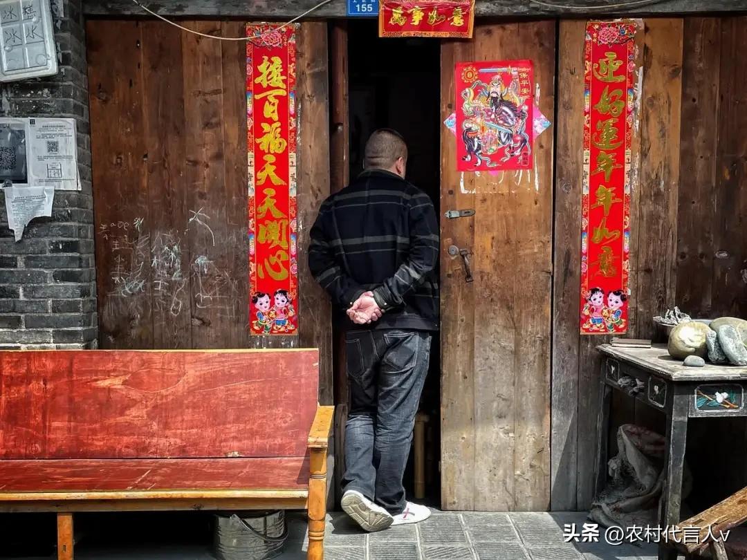 退休后，我马上离开老伴，独自踏上回乡路途，因为家里有我一生的牵挂。
 
退休手续