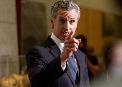 近日加州州长纽森喊话了。他让特朗普政府赶紧还钱，连本带利。

2月20日美国最高