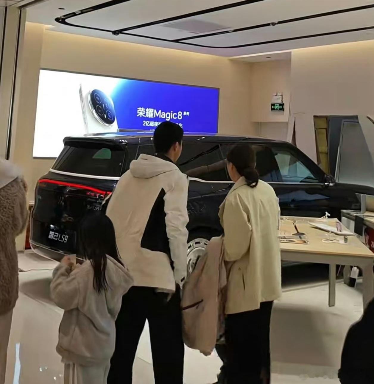 商场展车被小孩误触撞入手机店就有点离谱…展车不都是用的展车模式吗？怎么误触就能开