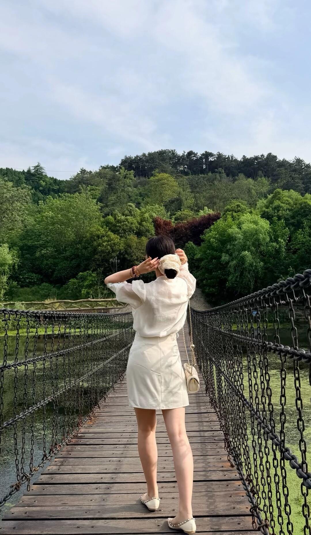 最近公司人心惶惶，短短两周时间里，十多位部门经理接连离职，内部人人都在猜测公司是