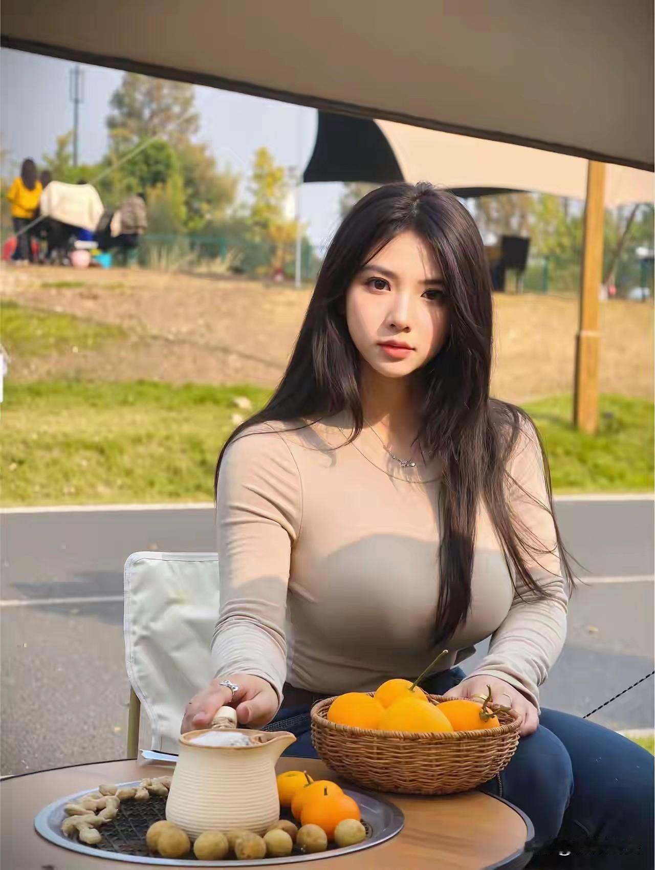 阳光下的野餐时光，甜美少女与水果相伴。