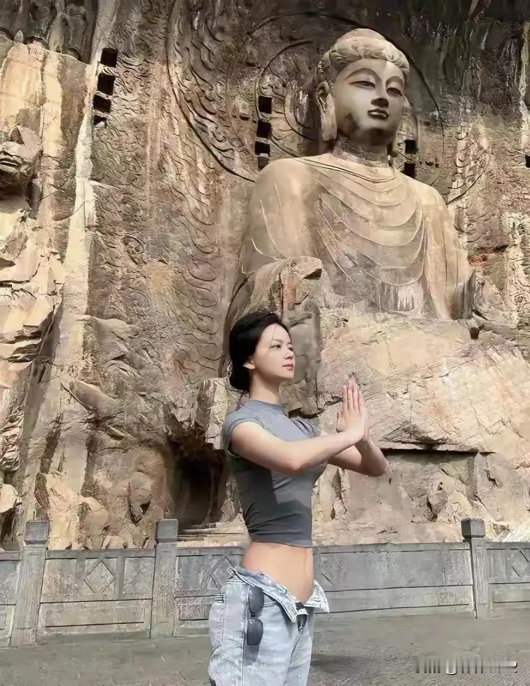 今天的龙门石窟人山人海，熙熙攘攘，仿佛整座城市的人都汇聚到了这千年古刹之间。香客