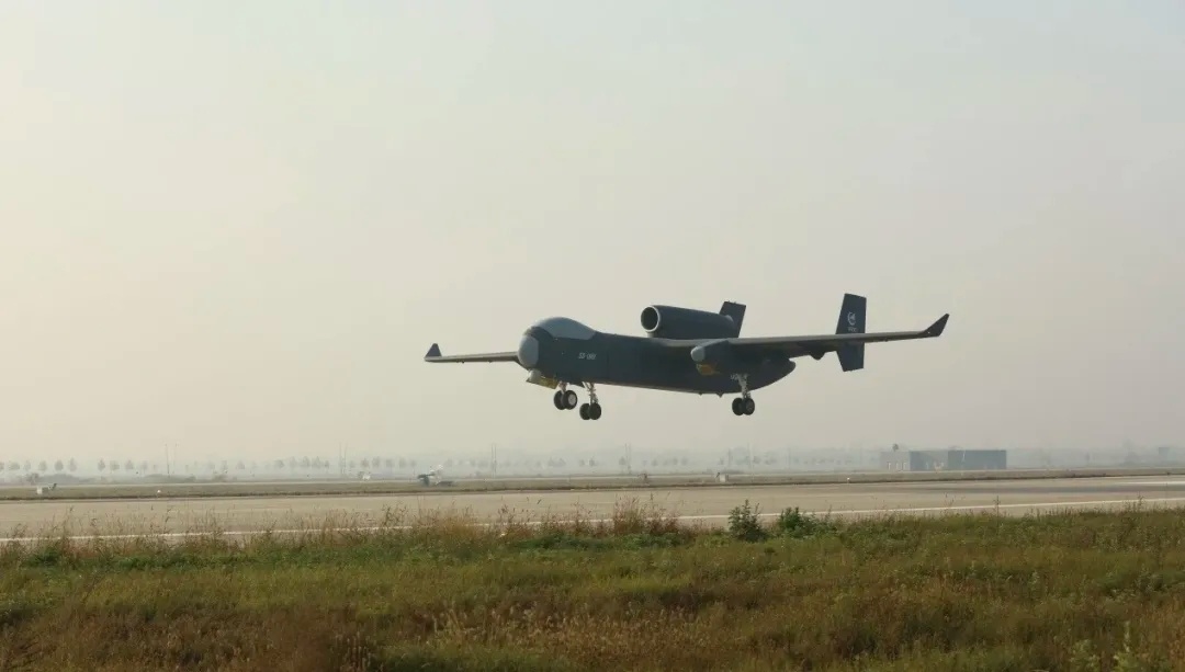 【秦岭发动机助力九天无人机成功首飞】2025年12月11日，配装改进型“秦岭”发