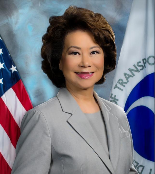 美国首位华人女部长，高调捍卫美国尊严，从一个坐着小船移民美国的普通女孩，到3任美
