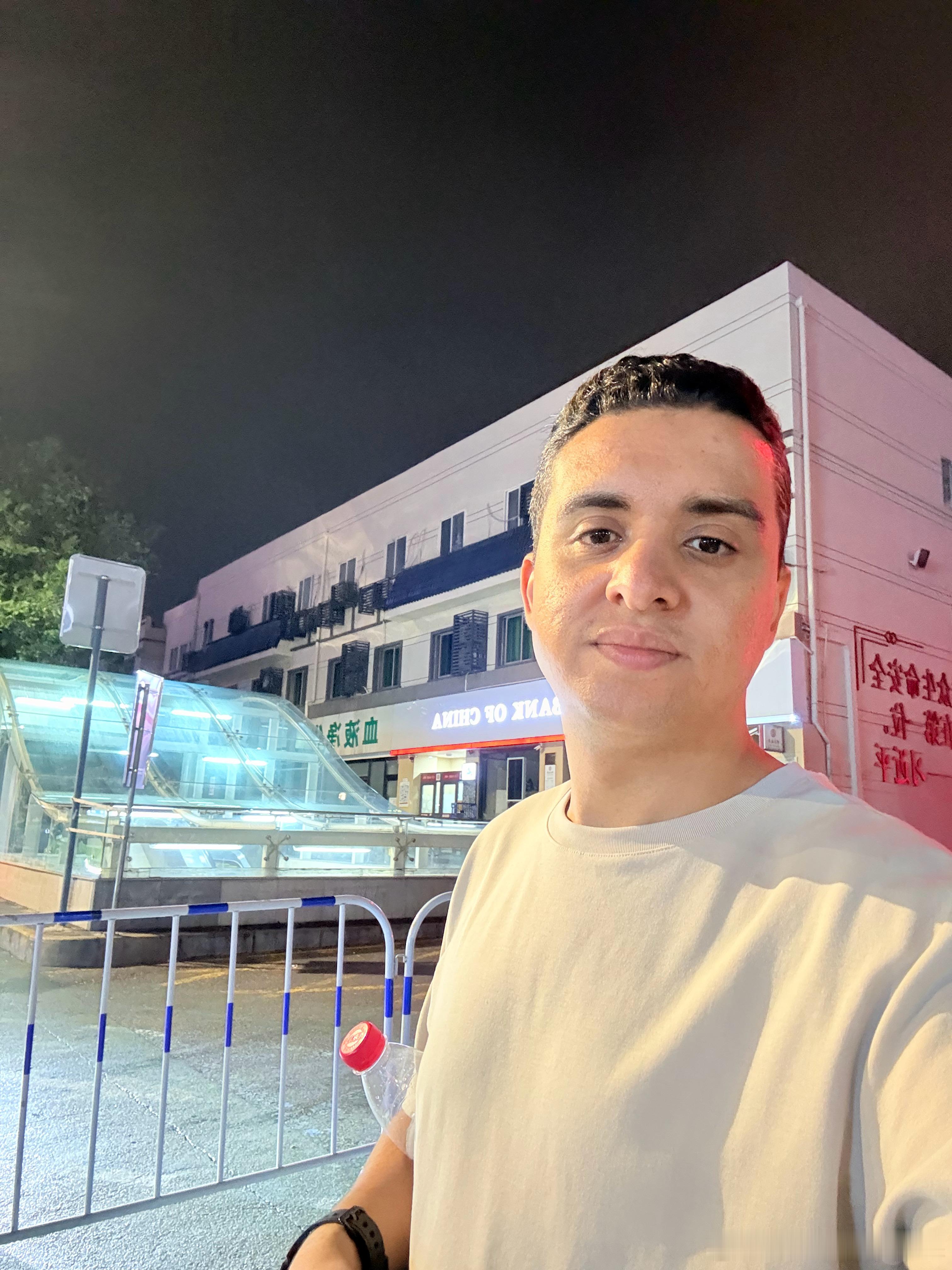 从早上八点一直到凌晨十二点，我都在手术室里。真是疲惫的一天。这里每一次手术的成功