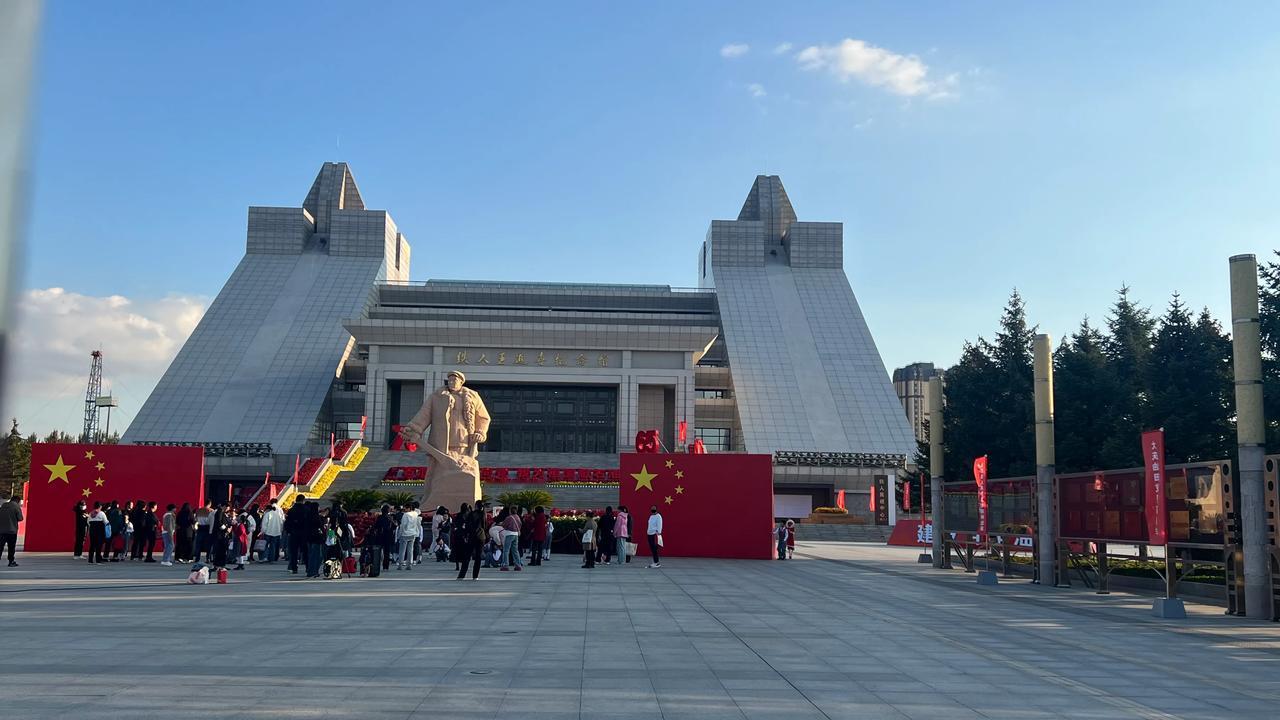 #大庆铁人纪念馆# 大庆铁人纪念馆位于黑龙江省大庆市让胡路区，在赏菊时偶然发现它