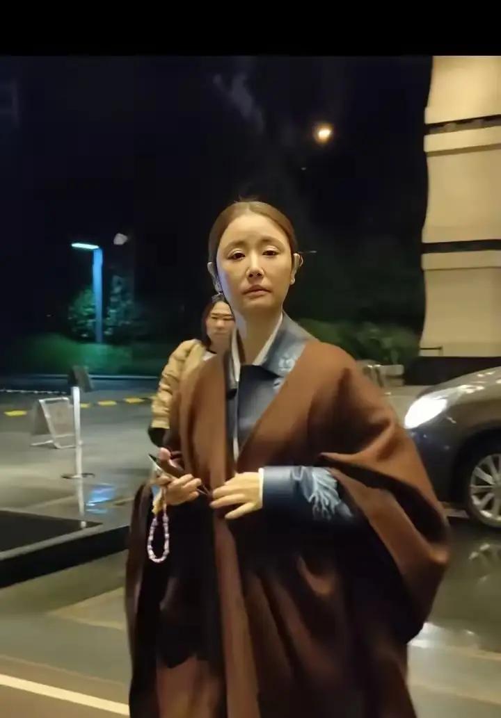 这个完全认不出来了。
是那个紫薇吗？
脸完全垮了
现在流行道袍？
时尚有点难懂。