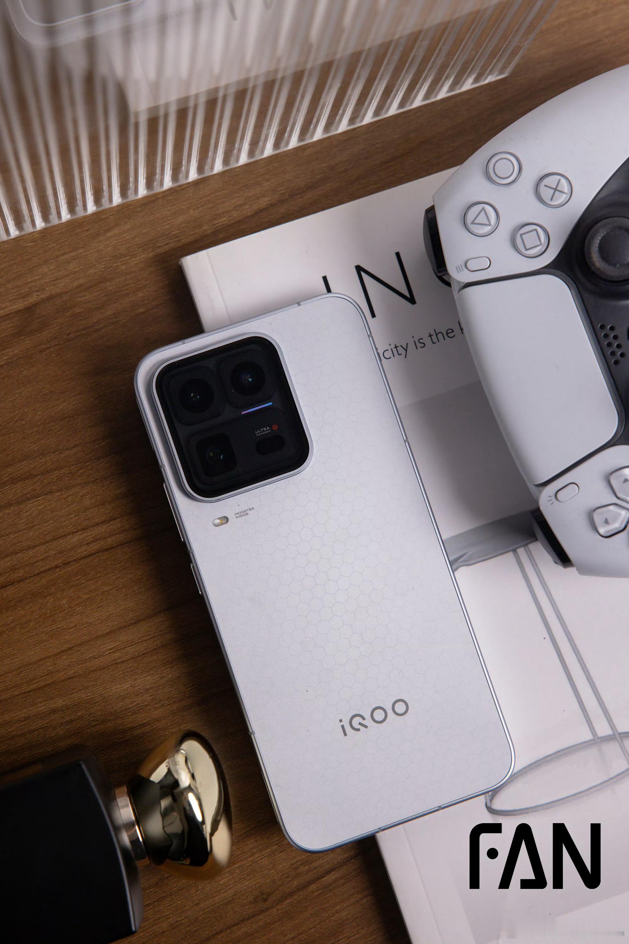 iQOO 15 Ultra 2049/银和PS手柄相当搭啊。 