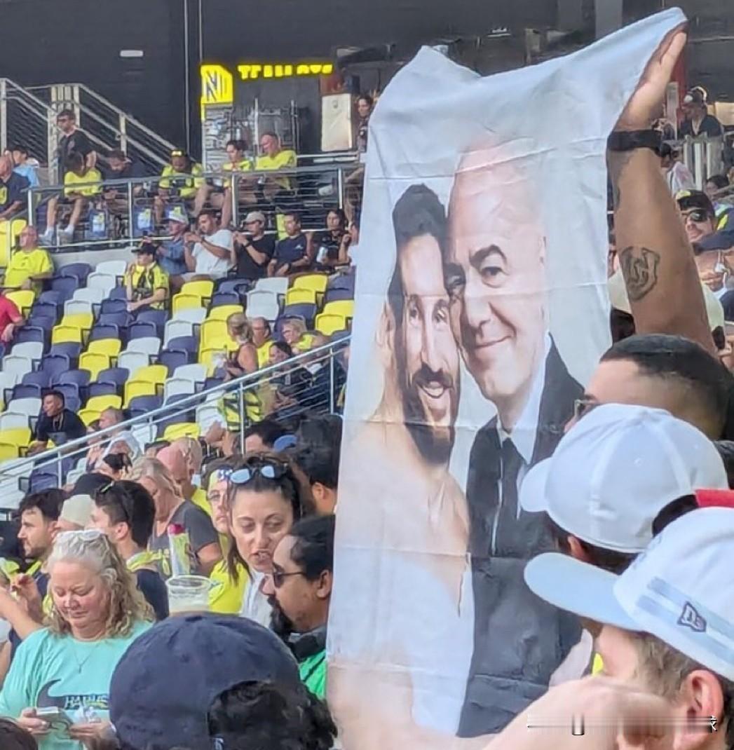 😳 纳什维尔球迷整活！梅西穿婚纱与因凡蒂诺“结婚”，嘲讽FIFA“偏袒”

8