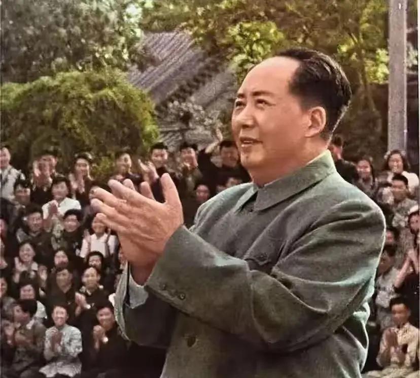 《满江红·咏毛主席》
岳峙韶峰，湘水畔、书生意烈。
擎星火、罗霄竹翠，岷山雪洁。