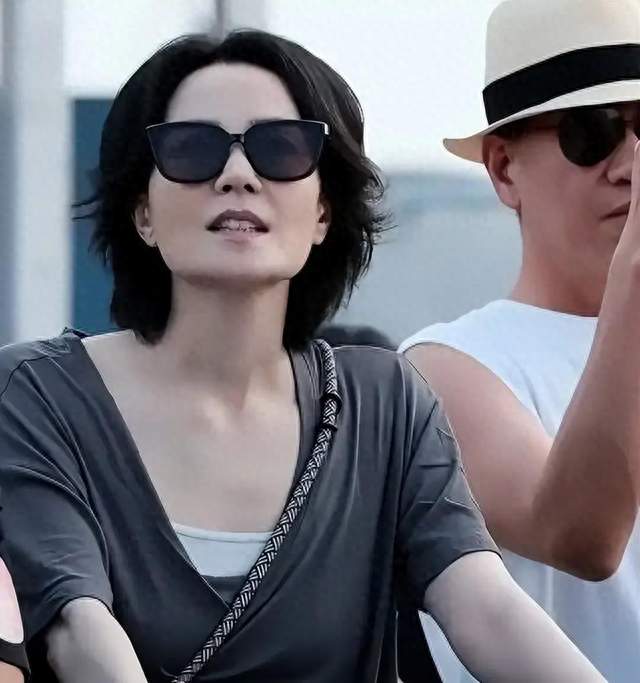 王菲出事没多久，和男闺蜜关系引争议，谢霆锋一个举动被指太卑微