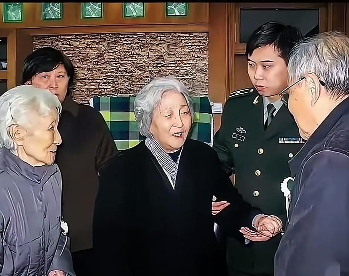 2009年钱学森离世，悲痛的蒋英在家中迎来前来吊唁的老友李佩。早在美国留学时期，