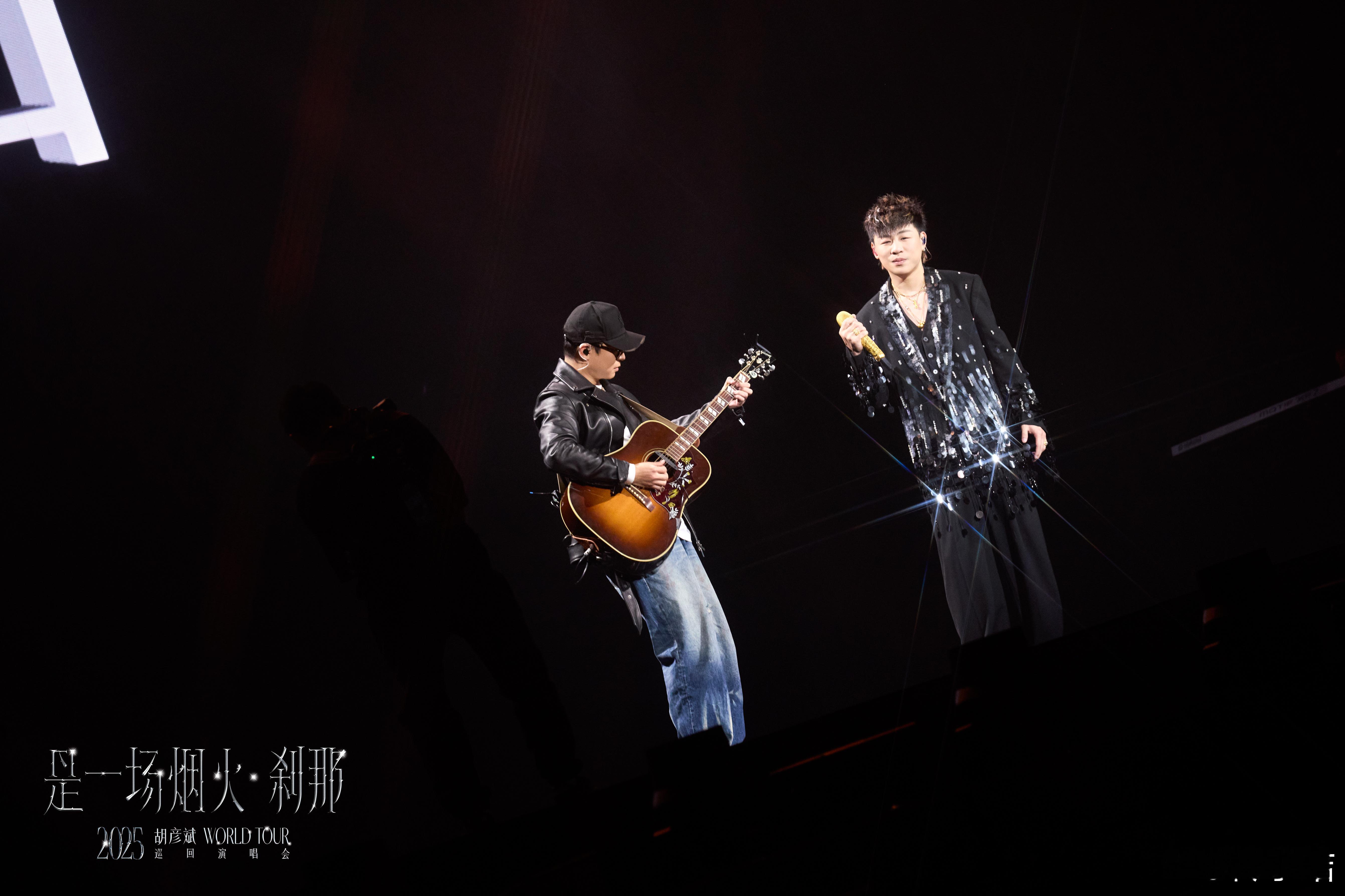 胡彦斌易梦玲挽手逛街 期待胡彦斌的元旦演唱会！去一次金华看两场演唱会，这安排太完