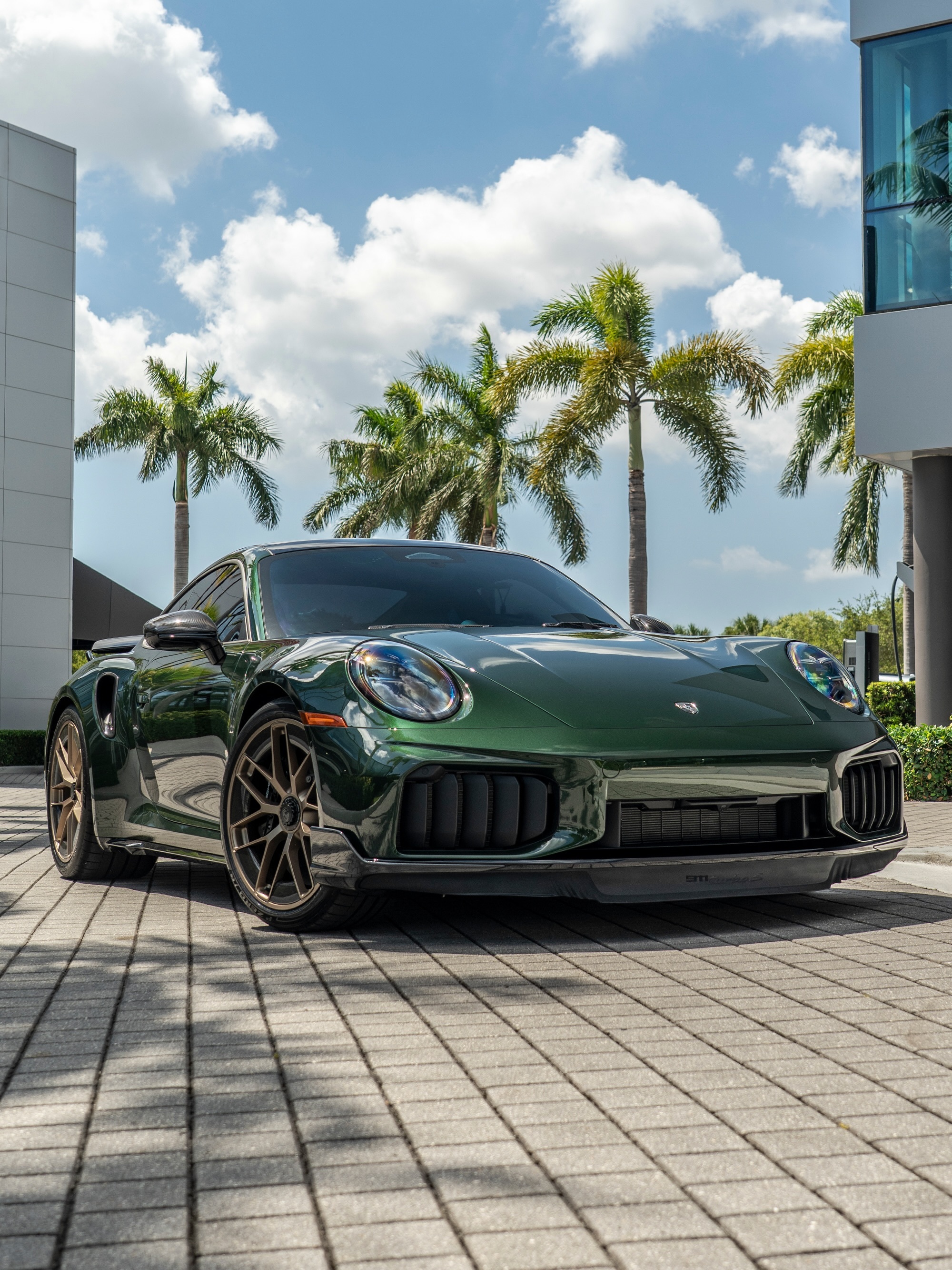 周四工作日需要一点动力来提振心情💚这台亮眼的保时捷911 Turbo S采用全